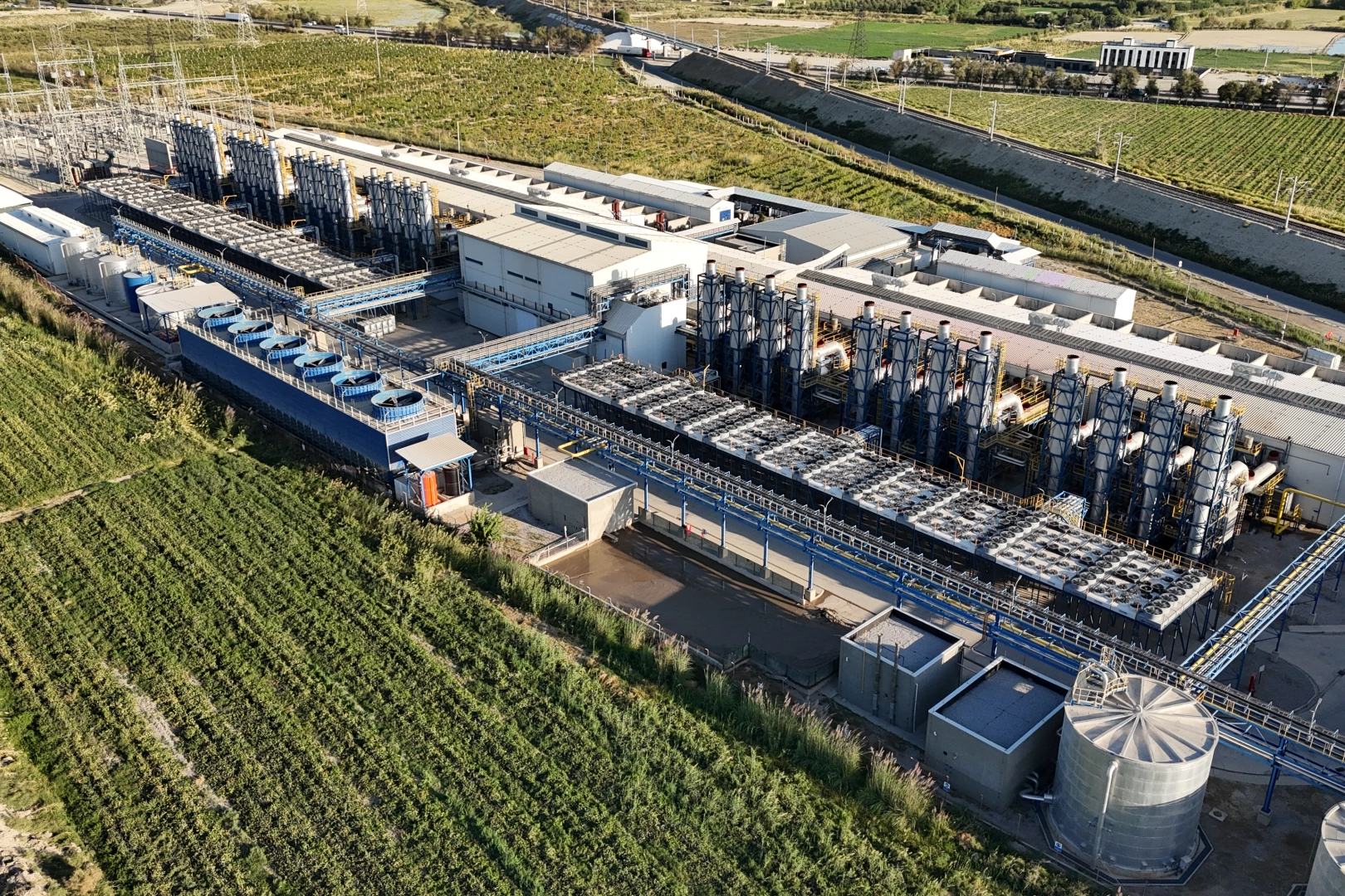 Aksa Enerji &Ouml;zbekistan'da Yenilediği Spor Salonu ile Gen&ccedil;lerin Hayatına Dokunuyor