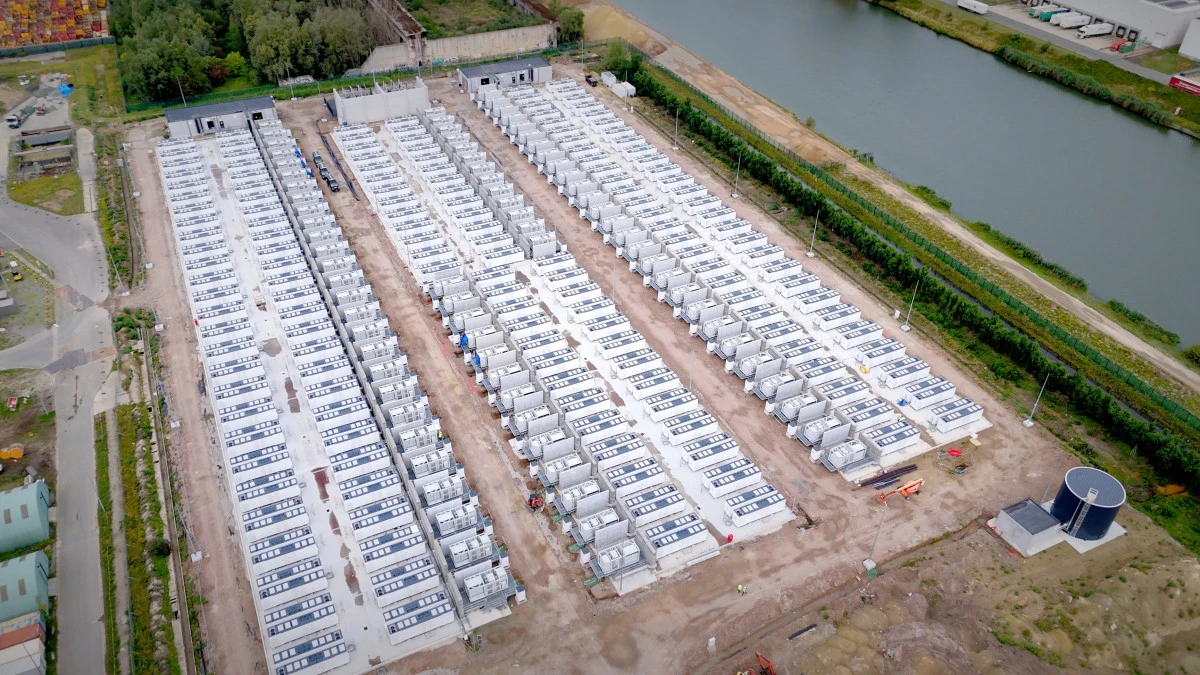 Sungrow&rsquo;dan &ccedil;ifte liderlik: BESS ve solar invert&ouml;r sıralamasında zirveye &ccedil;ıktı